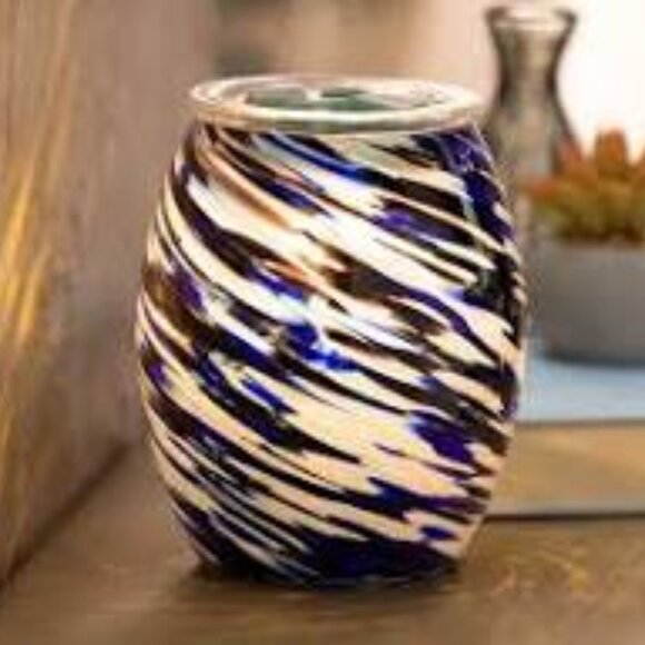 Blue Twirl Scentsy Warmer NEW with FREE WAX bar - Picture 1 of 6